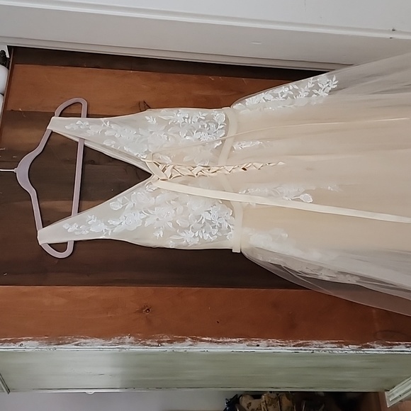 *NEW* Wedding dress: A-line - Picture 2 of 9